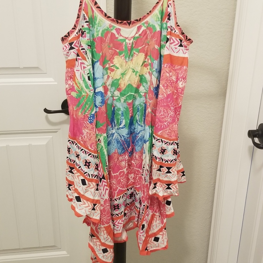 Multi-colored flowy tank